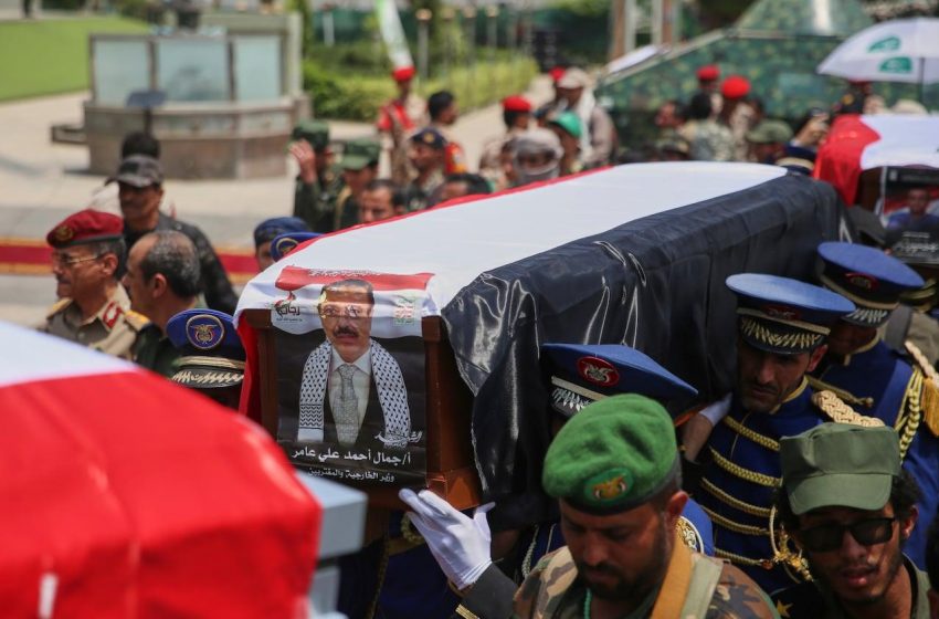 Houthistas lamentam PM assassinado em funeral no Iémen