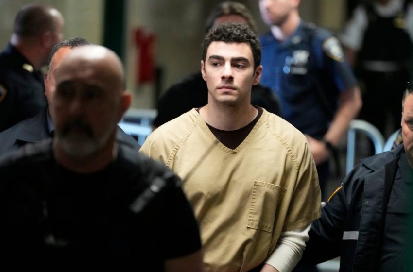  Juiz rejeita acusações de terrorismo, mas mantém acusação de homicídio.