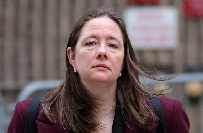  Maurene Comey processa administração Trump por demissão.