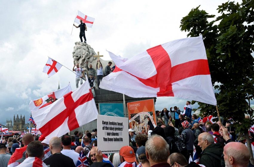  Polícia enfrenta manifestantes de extrema-direita em Londres.