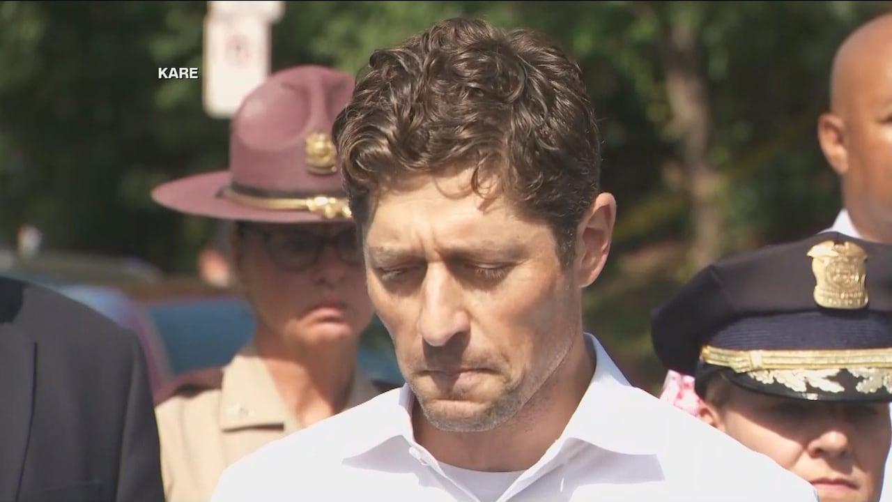 Prefeito de Minneapolis condena tiro trágico durante oração infantil.