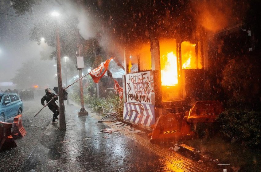 Protestos na Indonésia aumentam após incidente fatal com polícia.