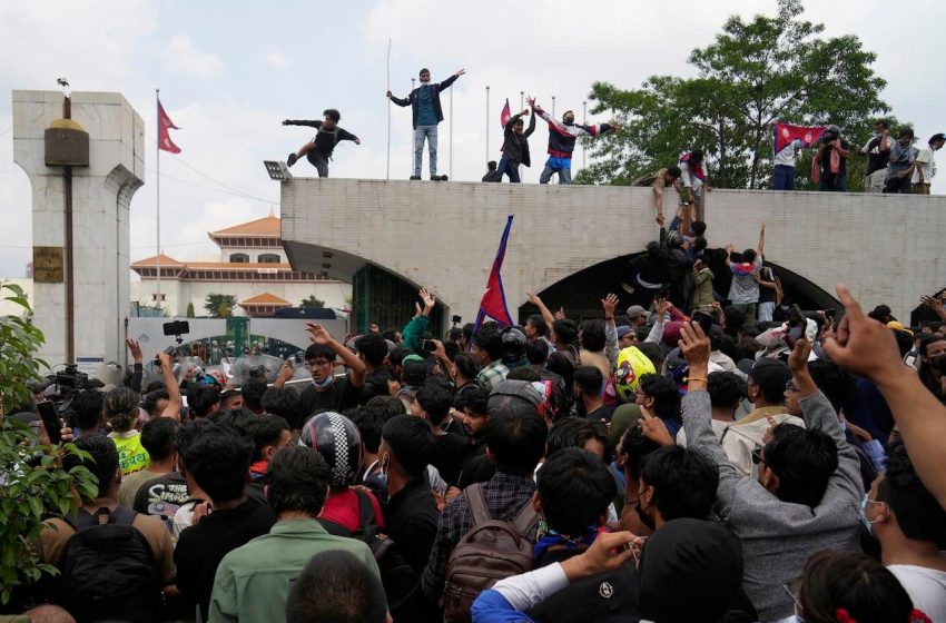 Protestos no Nepal se tornam violentos, deixando pelo menos 14 mortos.